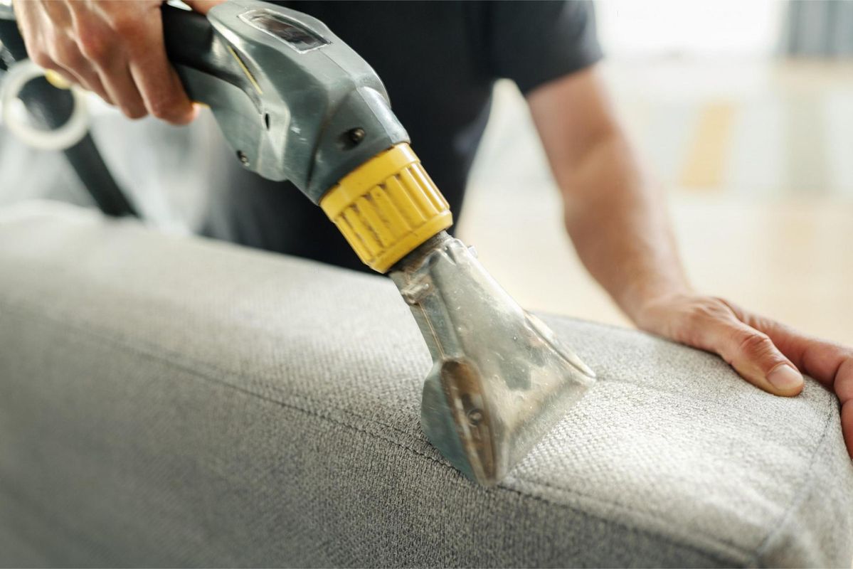 SOFA VẢI BỊ MỐC VÀ CÁCH XỬ LÝ VẾT MỐC TRÊN SOFA ĐƠN GIẢN