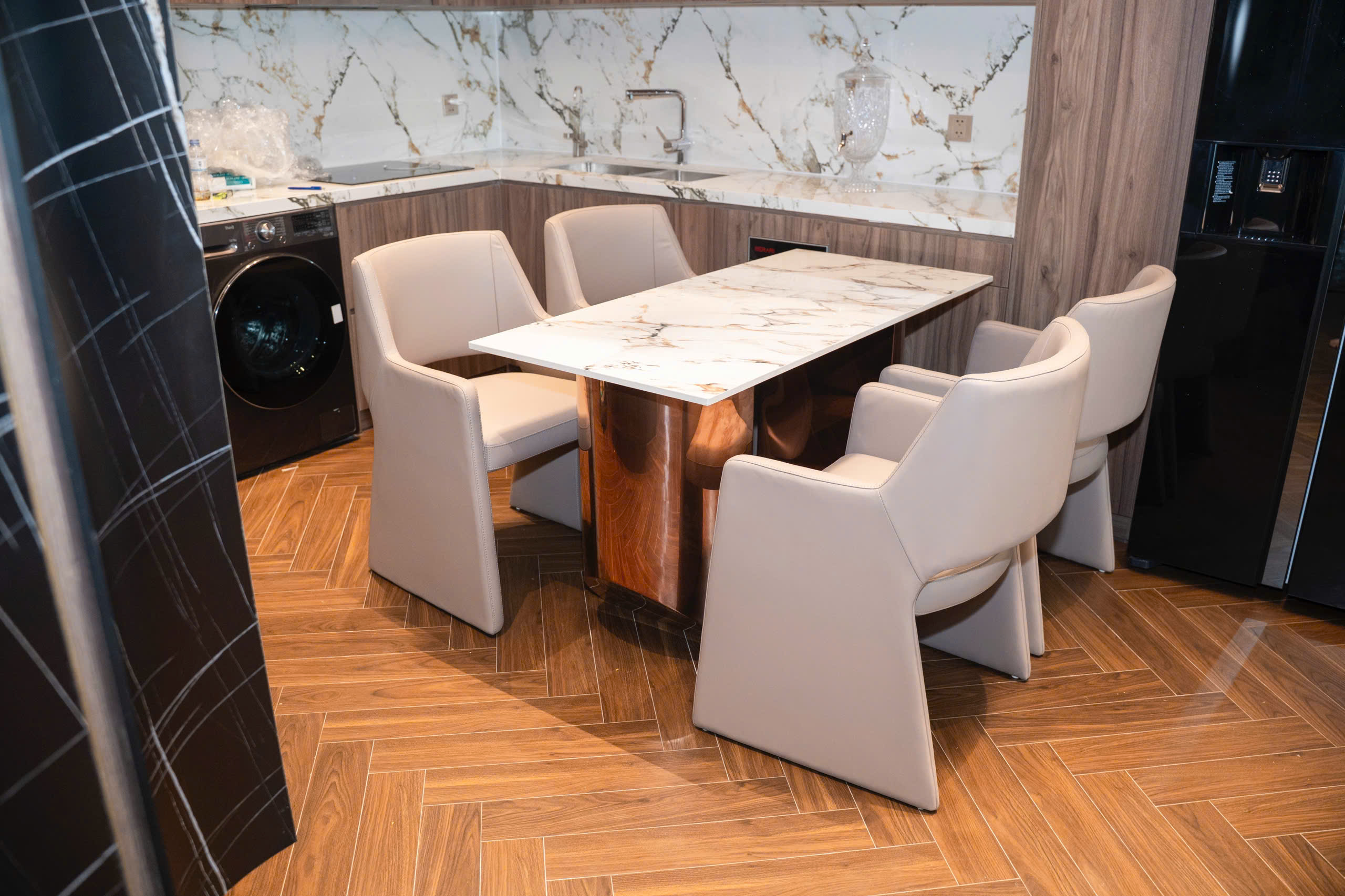 GHẾ ĂN CAO CẤP MONOLITHIC GD1051 - KHI NGHỆ THUẬT ĐIÊU KHẮC GIAO THOA CÙNG TIỆN NGHI THƯỢNG HẠNG